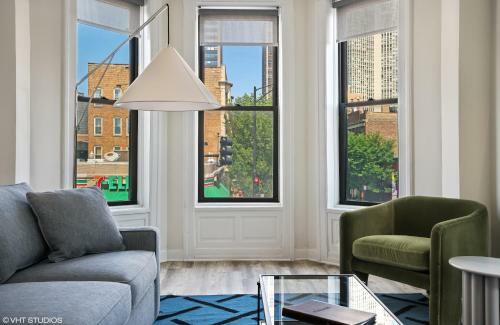 East Lincoln Park Queen Suite Large One Bedroom With Sleeper Sofa