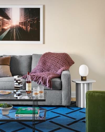 East Lincoln Park Queen Suite Large One Bedroom With Sleeper Sofa
