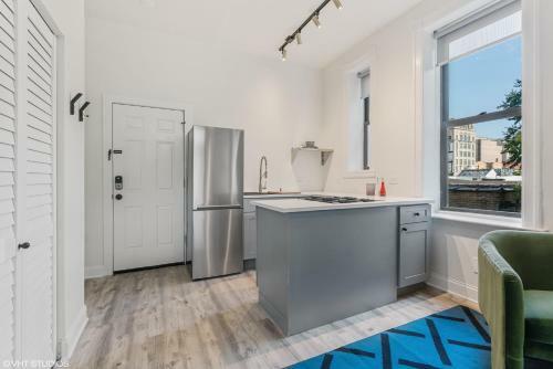 One Bedroom Suite In East Lincoln Park