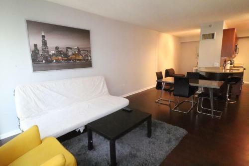 Apartamento Had A Pleasant Visit On Dch 215 West Washington