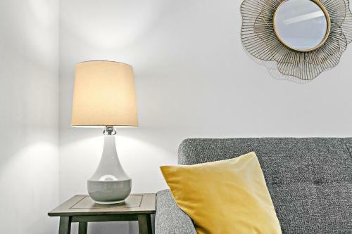 Apartamento Indulging 2-bedroom Condo Unit In Festive Boystown