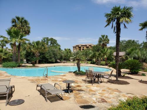Waterfront Condo W/shared Pool Next To Hsb Resort