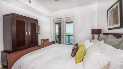 Waterfront Condo W/shared Pool Next To Hsb Resort