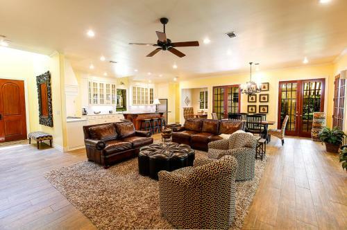 Luxury Golf Course Private Retreat With Heated Swimming Pool