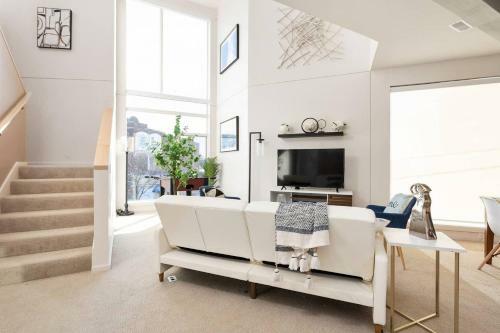 Upscale 3br Penthouse Close To Everything