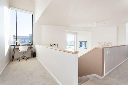 Upscale 3br Penthouse Close To Everything