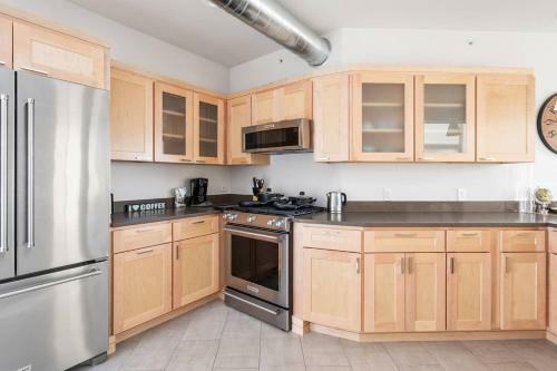 Upscale 3br Penthouse Close To Everything