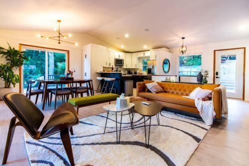 Luxury Waterfront Villa Wth River Access & Hot-tub