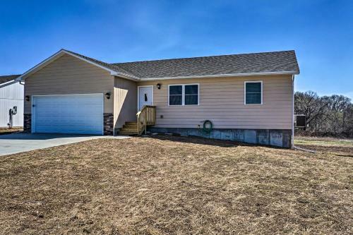 Spacious Home With Deck, Walk To Peter Pan Park