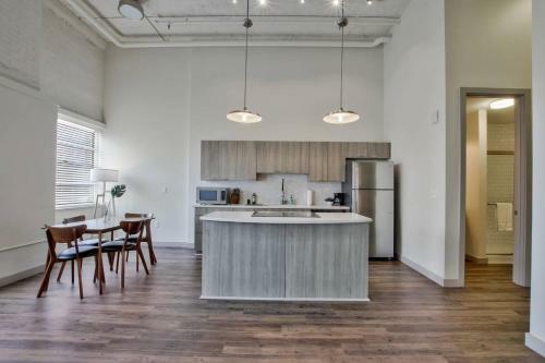 Apartamento Old Town Lux Loft + New Building + Walk Score 76