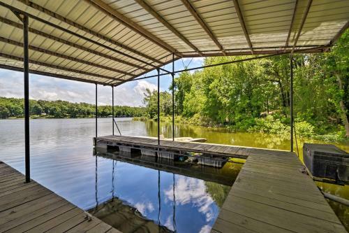 Waterfront Lake Barkley Home With Deck And Grill!