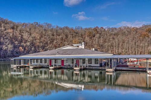 Lake View Escape - 1 Mile From Wisdom Dock!