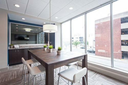 Apartamento Abode Vue At 3rd 1-bedroom Loft-style Suite
