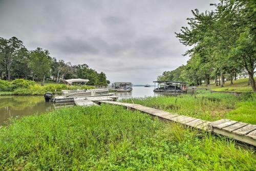Updated Gilbertsville Retreat Steps To Lake!