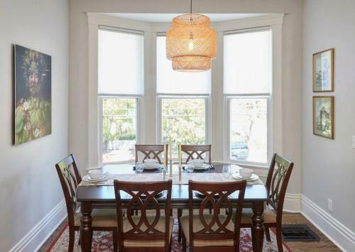 Bed & Breakfast A+ Location! Beautiful Home In Prime Highlands!
