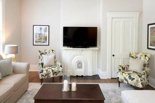 Bed & Breakfast A+ Location! Beautiful Home In Prime Highlands!