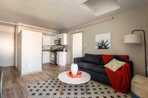 Two Cozysuites Modern Downtown Apartment
