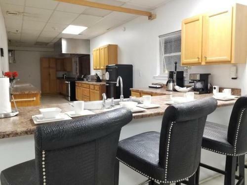 Hotel 9br-sleeps 19. Amazing Deal!!