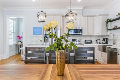 Apartamento Hosteeva Stunning 4 Br Condo W Pool Steps To St Charles Ave