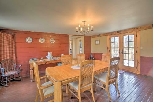 Charming Farmhouse On 17 Acres With Mtn Views!