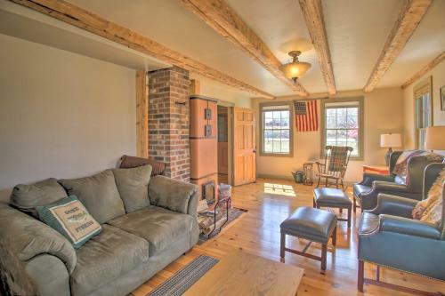 Charming Farmhouse On 17 Acres With Mtn Views!