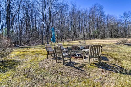 Private Family Home With Deck And Forest Views!