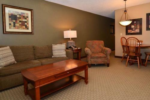 B106 - 1 Bedroom Standard View Suite At Lakefront Hotel