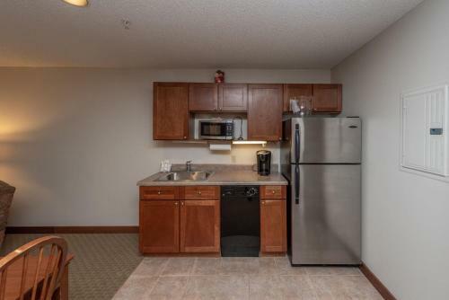 Hotel A212 - 1 Bedroom Standard View Suite With Oversized Deck And Seating!