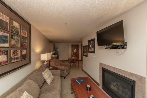 Hotel A212 - 1 Bedroom Standard View Suite With Oversized Deck And Seating!