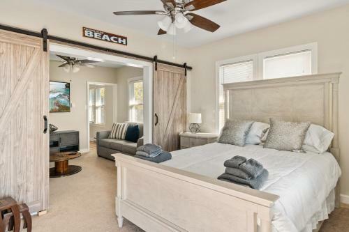 New Downtown Hideaway - 2 Blocks To Beach & Bay Home