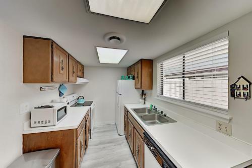 Apartamento Coastal Getaway With Pool - Stroll To Beach & Dining Condo