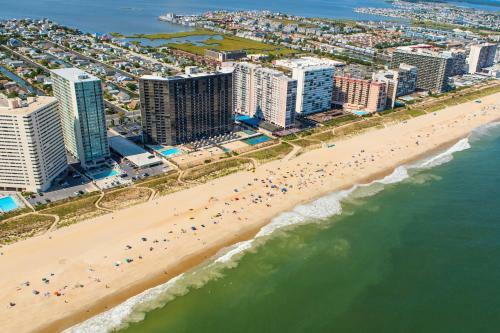 Apartamento Coastal Getaway With Pool - Stroll To Beach & Dining Condo
