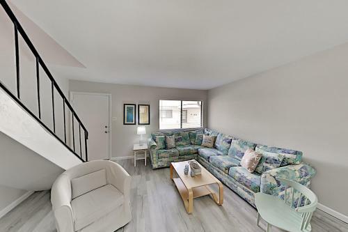 Apartamento Coastal Getaway With Pool - Stroll To Beach & Dining Condo
