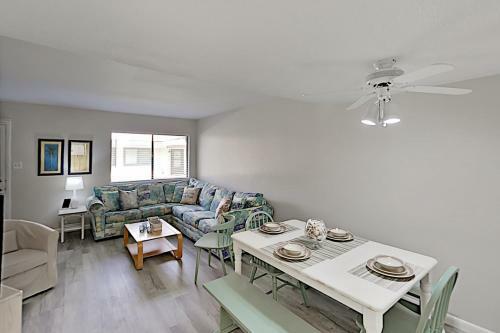 Apartamento Coastal Getaway With Pool - Stroll To Beach & Dining Condo