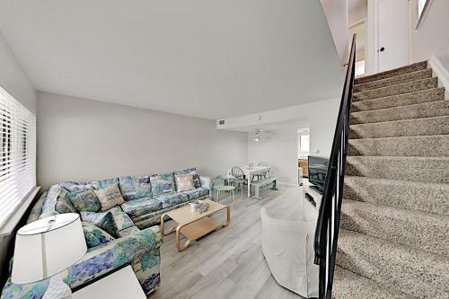 Apartamento Coastal Getaway With Pool - Stroll To Beach & Dining Condo
