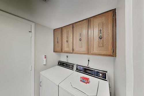 Apartamento Coastal Getaway With Pool - Stroll To Beach & Dining Condo