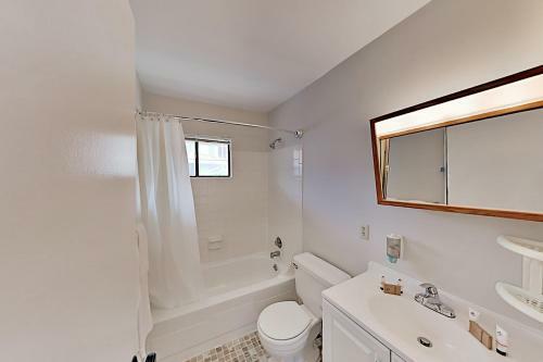 Apartamento Coastal Getaway With Pool - Stroll To Beach & Dining Condo