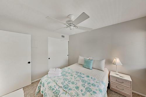 Apartamento Coastal Getaway With Pool - Stroll To Beach & Dining Condo