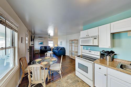 Apartamento Downtown Getaway With Balcony - Walk To Beach! Duplex
