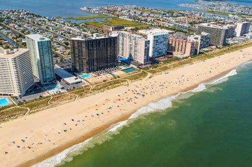 Apartamento Downtown Getaway With Balcony - Walk To Beach! Duplex