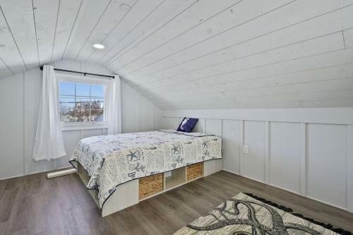 Waterfront Tiny Beach House Close To Beach And Fun