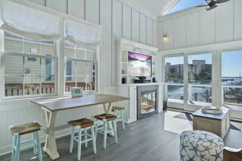 Waterfront Tiny Beach House Close To Beach And Fun