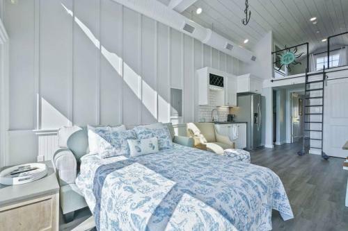 Waterfront Tiny Beach House Close To Beach And Fun