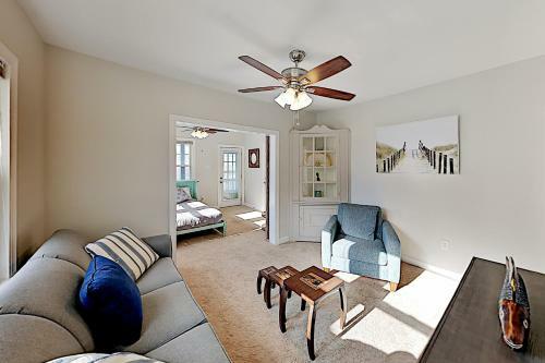 Downtown Copacabana Beach House With Guest Suite Home