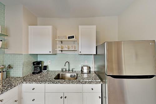 Downtown Copacabana Beach House With Guest Suite Home