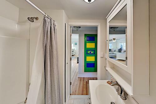 Downtown Copacabana Beach House With Guest Suite Home