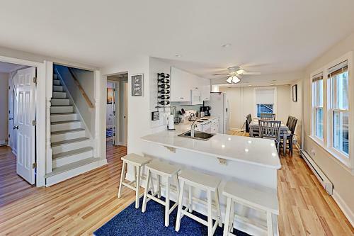 Downtown Copacabana Beach House With Guest Suite Home