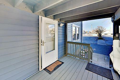 Downtown Copacabana Beach House With Guest Suite Home