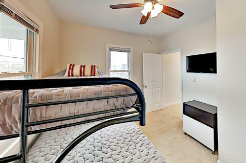 Downtown Copacabana Beach House With Guest Suite Home
