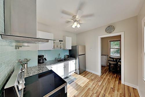 Downtown Copacabana Beach House With Guest Suite Home